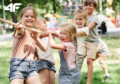 Ilustrácia detí hrajúcich sa na predavačov