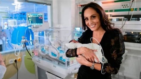 Ilustrácia rodiny s novorodencom, ktorá navštevuje pediatra.