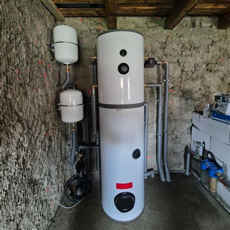 detail zásobníka vody a čerpadla v technickej miestnosti chaty