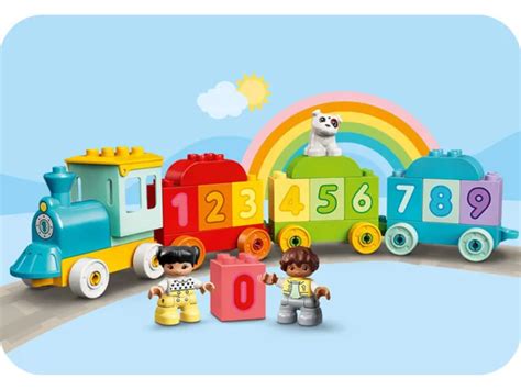 Deti hrajúce sa so stavebnicou LEGO DUPLO s číslami.