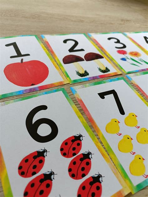 Ukážka hmatových kariet s číslami a obrázkami.