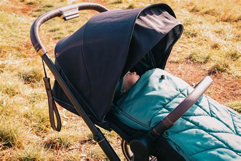 Ilustrácia funkcie skladania kočíka jednou rukou