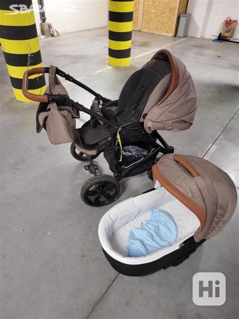 Detail predného kolesa kočíka Camarelo s popisom možného problému s aretáciou