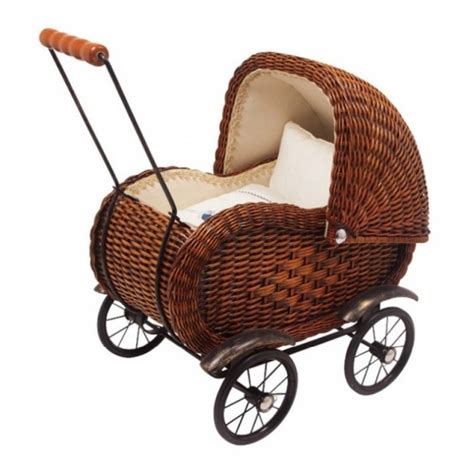 Ilustračná fotografia dievčatka s kočíkom pre bábiky