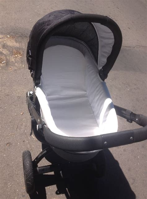 Dizajn kočíka Roan Teo s charakteristickou zaoblenou konštrukciou