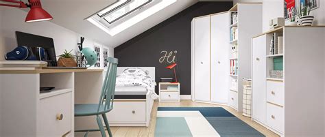 ilustrácia rodiny spoločne upratujúcej detskú izbu